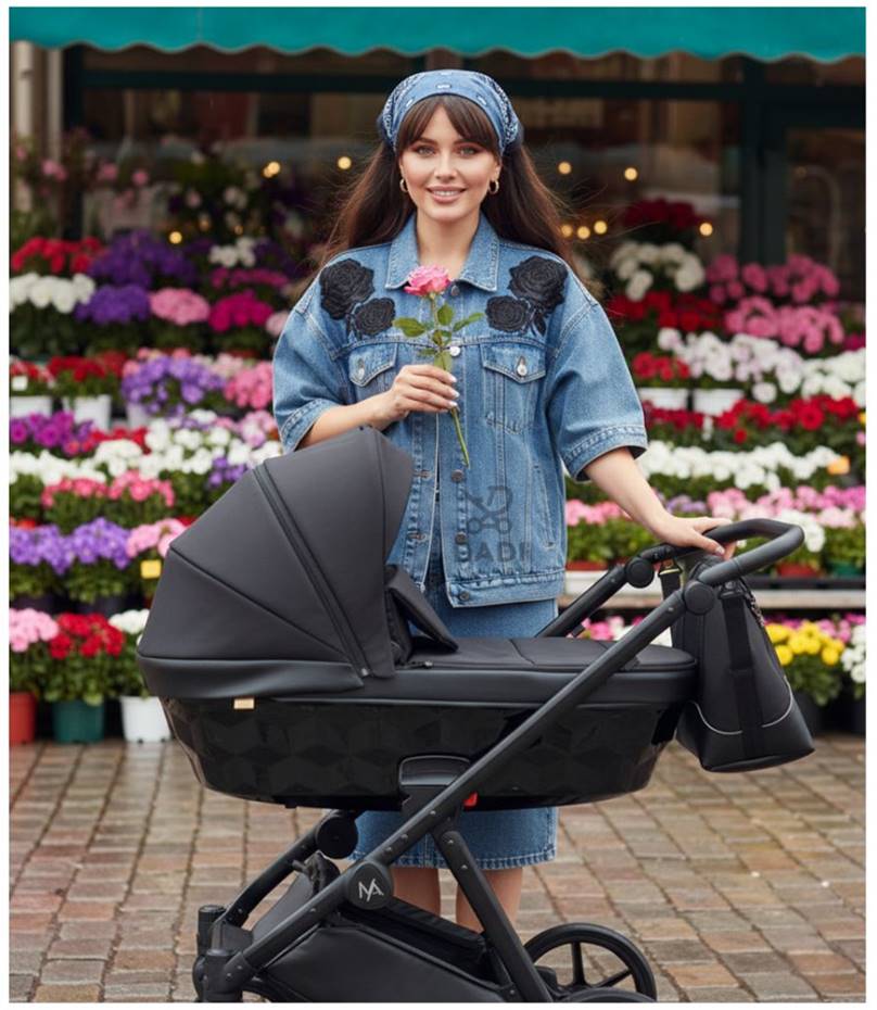 Czarny wózek dziecięcy – ponadczasowa klasyka, kobieta z wózkiem przy kwiaciarni.